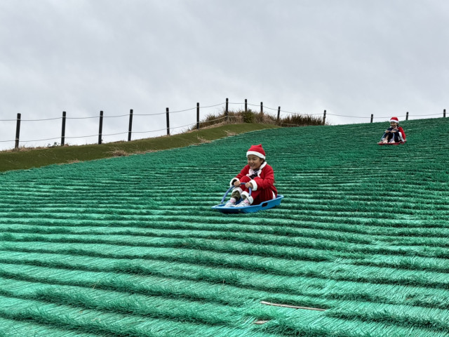サンタクロースに変身してソリ滑り！サンタクロースライダー